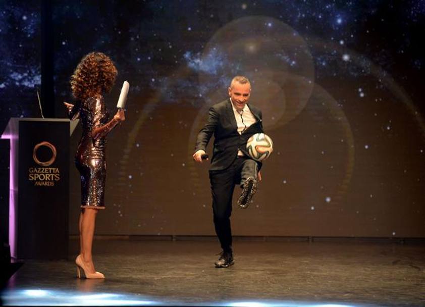 Eros Ramazzotti al galà dei Gazzetta Awards palleggia sul palco. E premia come squadra dell&#39;anno la sua Juve. Bozzani